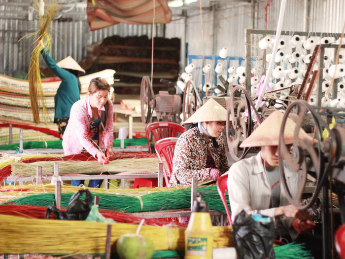 Người dân thực hiện các công đoạn dệt chiếu. Ảnh: Thám hiểm Mekong
