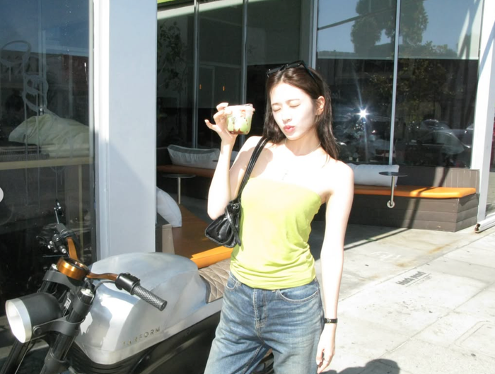 Ở một số khung hình, nữ ca sĩ giữ biểu cảm lạnh lùng, toát lên vẻ cá tính.