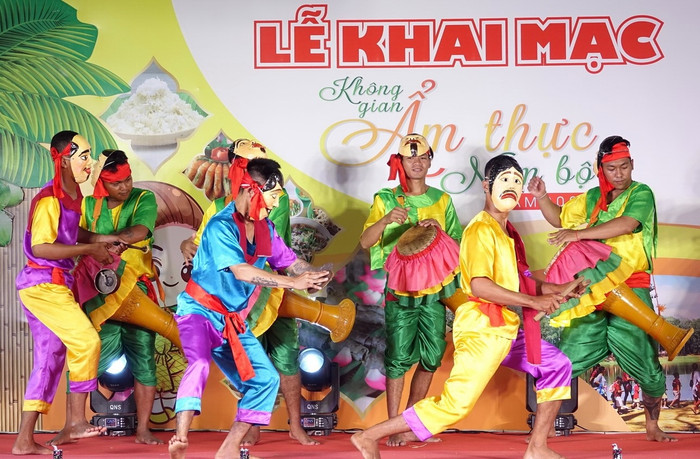 Biểu diễn nghệ thuật truyền thống Khai mạc Không gian&nbsp;Ẩm thực Nam bộ, nằm trong chuỗi hoạt động của 'Tuần lễ Văn hóa, Du lịch - Liên hoan Ẩm thực Nam Bộ gắn với Lễ hội Ok Om Bok tỉnh Trà Vinh (cũ) năm 2023'. Ảnh: báo Dân tộc và Phát triển