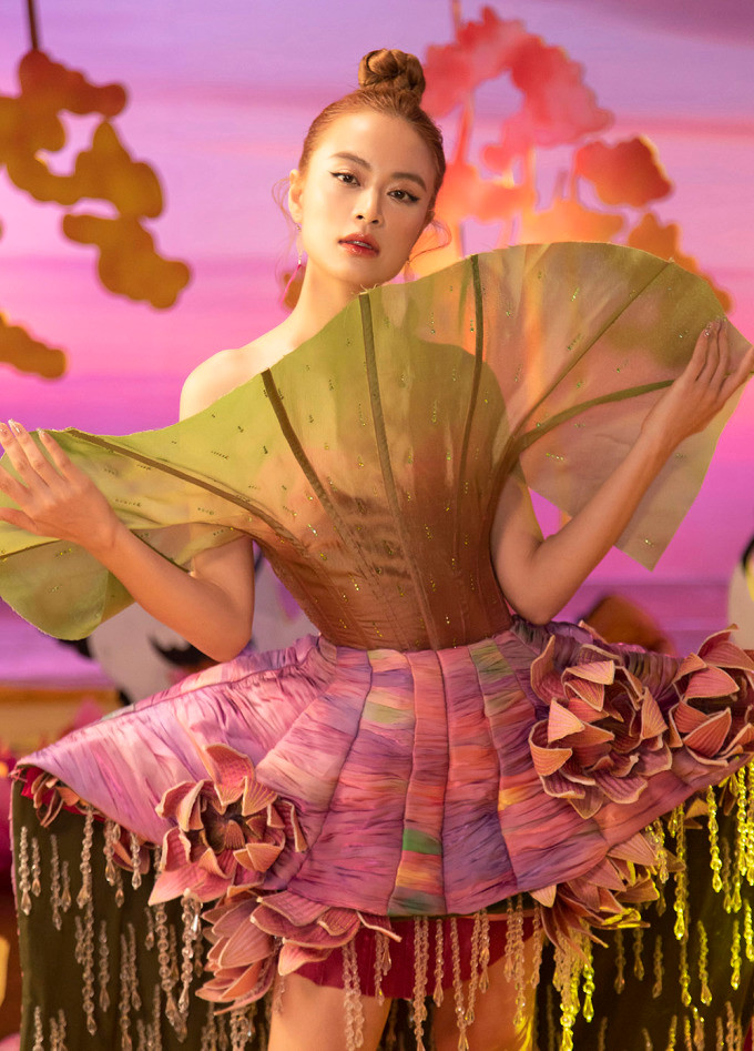 Ca sĩ Hoàng Thùy Linh.