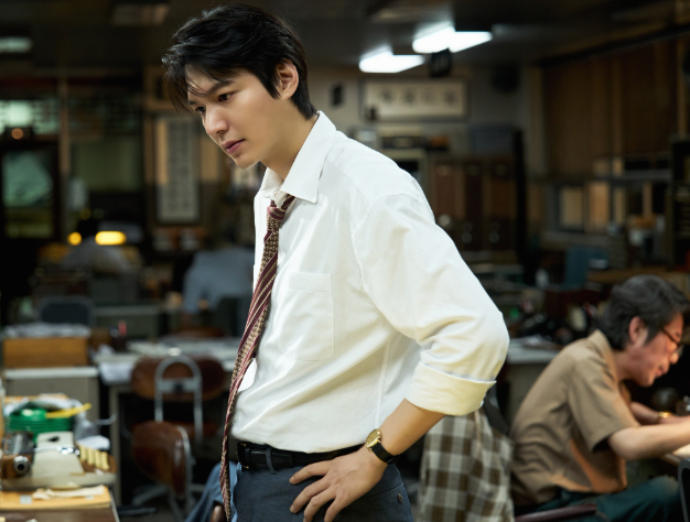Lee Min Ho gây chú ý với tạo hình phóng viên trẻ trong “Assassins”.