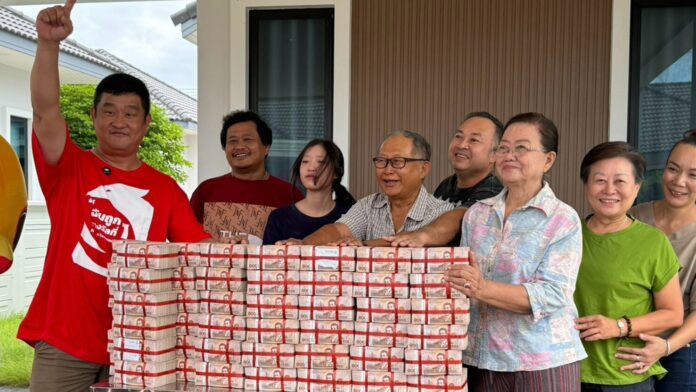 Đang chờ con gái nhổ răng, người phụ nữ 'đứng hình' khi trúng 38 tỷ đồng Ảnh 1