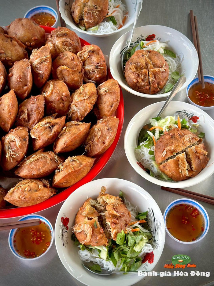 Bánh giá Gò Công (còn gọi là bánh giá Hòa Đồng hay bánh giá Chợ Giồng). Ảnh: Đặc sản miền sông nước
