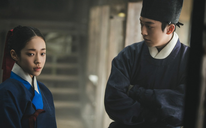 Lời Nguyền Đông Cung mang màu sắc giả tưởng đen tối lấy bối cảnh triều đại Joseon. Khi hoàng cung bị bao phủ bởi lời nguyền kéo dài suốt ba thập kỷ, một kiếm sĩ có thể đi xuyên cõi âm cùng nữ cung nữ sở hữu năng lực giao tiếp với người chết được giao nhiệm vụ phá giải bí ẩn. Nam Joo Hyuk, Roh Yoon Seo và Cho Seung Woo là những gương mặt dẫn dắt tác phẩm phát hành trên Netflix.