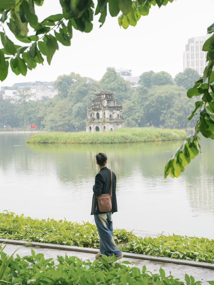 Du khách tản bộ quanh hồ Hoàn Kiếm khi trời vào thu. Ảnh: Sưu tầm