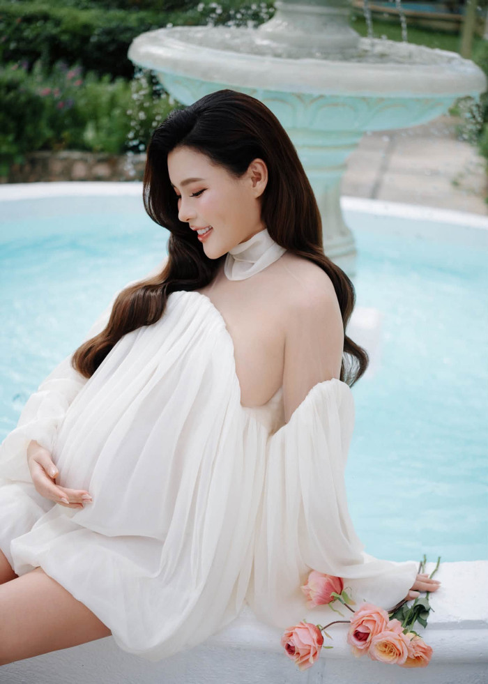 Thúy Diễm lựa chọn phong cách nhẹ nhàng, khoe thần sắc tươi tắn và nụ cười rạng rỡ. (Ảnh: FBNV)