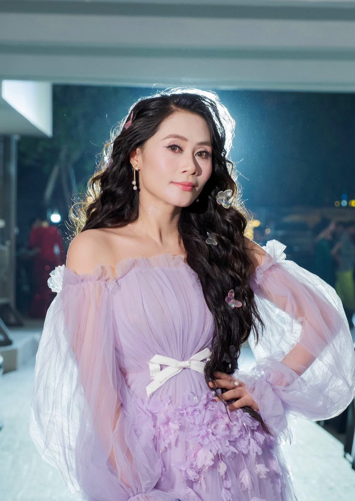 Thanh Hiền diện chiếc váy voan màu tím chụp ảnh sinh nhật. Ảnh: FBNV