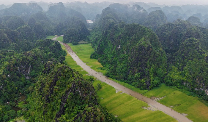 Những dãy núi đá vôi sừng sững ở Ninh Bình. Ảnh: báo Văn Hóa