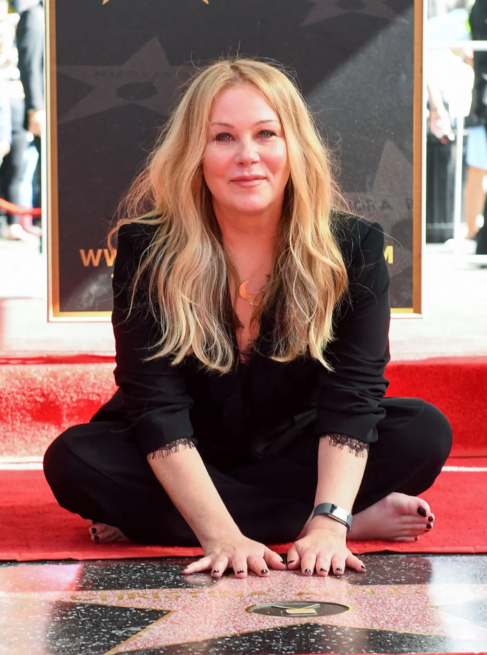Khi Christina Applegate nhập viện hồi tháng 3, người đại diện chỉ cho biết nữ diễn viên có 'tiền sử lâu dài với nhiều vấn đề sức khỏe phức tạp'.
