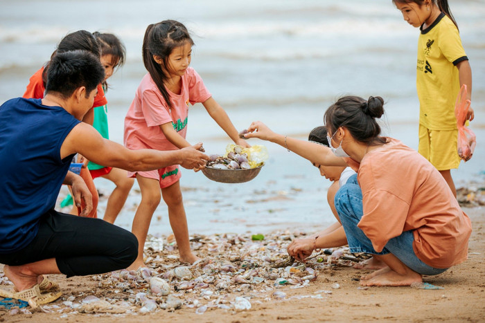 Người dân xứ Nghệ đi vớt ngao biển. Ảnh: Sức khỏe & Đời sống