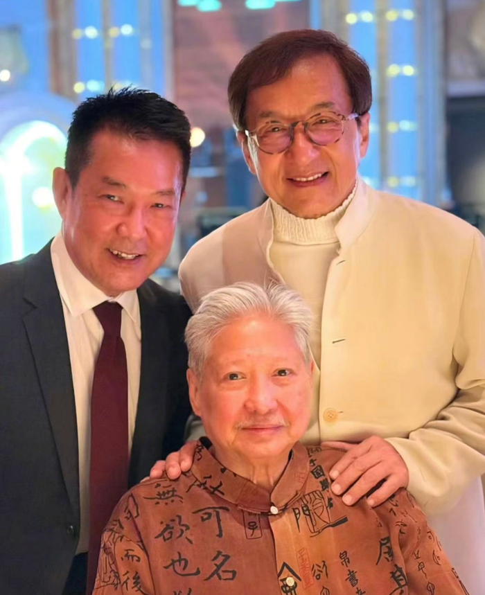 Nghệ sĩ Hồng Kim Bảo, 74 tuổi, bên sư đệ Thành Long (72 tuổi, hàng đứng bên phải), Nguyên Bưu, 69 tuổi. Ảnh: Weibo