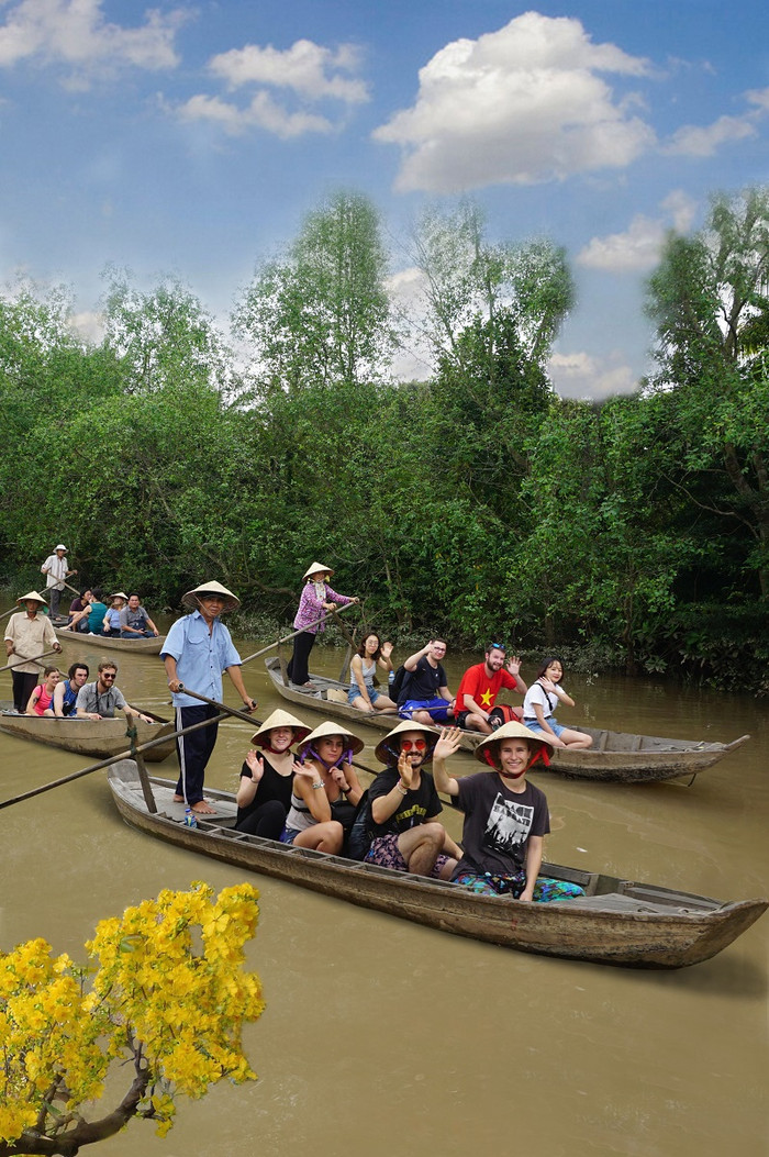 Du khách ngồi thuyền ngắm cảnh 2 bên sông nước khi về thăm Vĩnh Long. Ảnh: vietnamtourism.gov.vn
