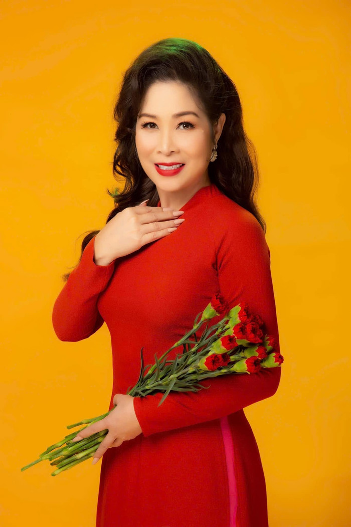 Một đời gắn bó với sân khấu, Hồng Vân vẫn miệt mài truyền lửa cho nghệ thuật kịch nói. Ảnh: FBNV.
