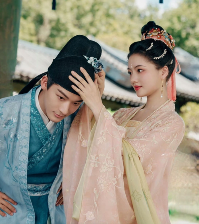 Trương Vãn Ý và Nhậm Mẫn trong Cẩm Tú An Ninh thu hút khán giả nhờ nhịp phim dồn dập, lồng ghép khéo léo yếu tố đấu trạch và lập nghiệp. Ảnh: NSX