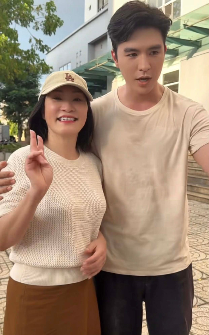 Nghệ sĩ Hồng Đào và diễn viên Steven Nguyễn thu hút sự chú ý với màn tương tác hài hước phía sau hậu trường Người mẹ xấu.&nbsp;