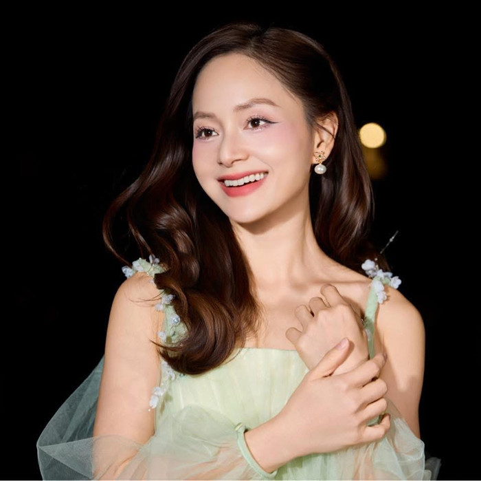 Với Lan Phương, phim trường giờ đây trở thành nơi mang lại sự bình yên và nguồn năng lượng tích cực. Ảnh: FBNV