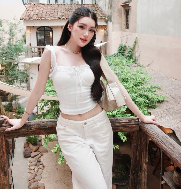 Phương Oanh ăn diện trẻ trung trong cuộc sống đời thường. Ảnh: IGNV