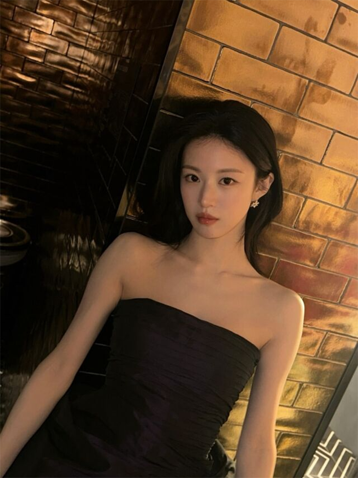 Go Yoon Jung xuất hiện với vài lọn tóc rối và biểu cảm phụng phịu đáng yêu, tiếp tục ghi điểm bởi vẻ đẹp tự nhiên.
