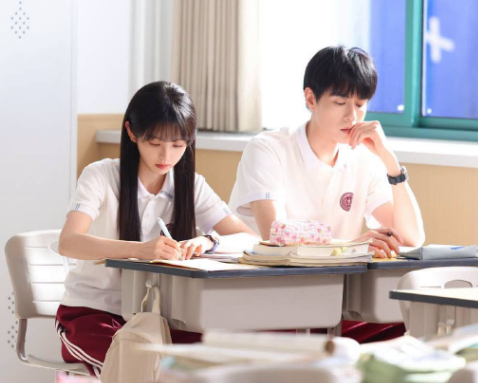 Cặp đôi học bá trong “Bạn Gái Thiên Tài”: ngọt ngào trên màn ảnh nhưng gây tranh luận vì khoảng cách tuổi tác. Ảnh: Weibo.