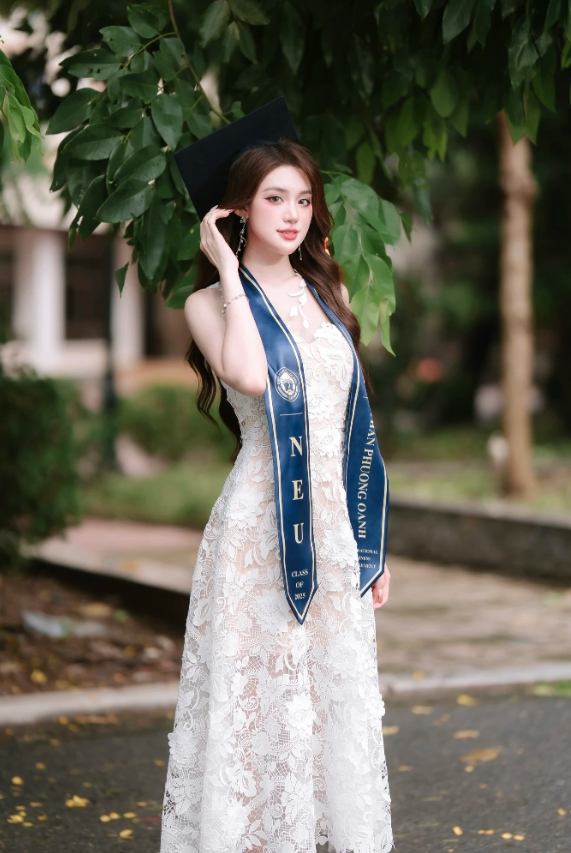 Hoa hậu Phan Phương Oanh đến từ Hà Nội.