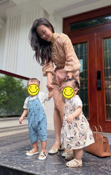 &nbsp;Phương Oanh thường xuyên chia sẻ những khoảnh khắc đời thường bên hai con.