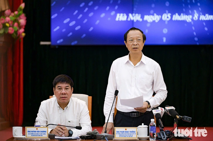 Thứ trưởng Bộ Giáo dục và Đào tạo Phạm Ngọc Thưởng - Trưởng Ban Chỉ đạo cấp quốc gia kỳ thi tốt nghiệp THPT năm 2026, và ông Huỳnh Văn Chương - Cục trưởng Cục Quản lý chất lượng, tại họp báo sáng 5-8 - Ảnh: NAM TRẦN&nbsp;