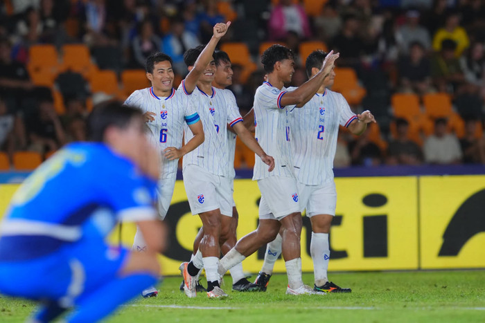 Chiến thắng 1-0 trước Philippines giúp HLV Anthony Hudson nhận 'cơn mưa' lời khen từ truyền thông và người hâm mộ Thái Lan. Ảnh: FAT