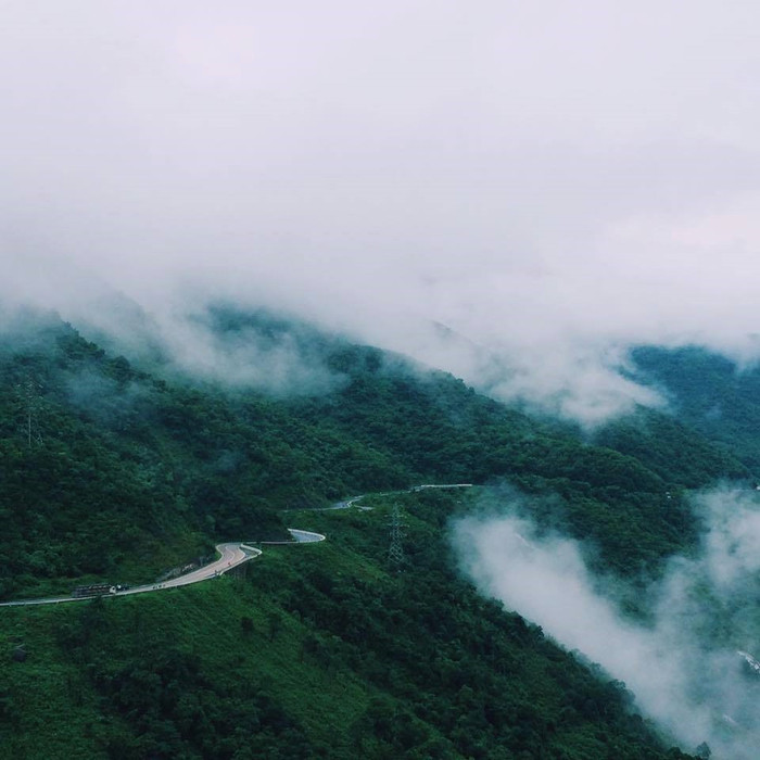 Ngắm 'biển mây' từ đèo Hải Vân. Ảnh: báo Lao Động