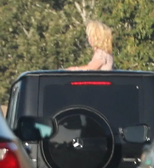 &nbsp;Britney Spears từng gây xôn xao vì hành động đứng thò người qua cửa sổ trời của chiếc SUV Mercedes màu đen khi xe đang di chuyển trên cao tốc.