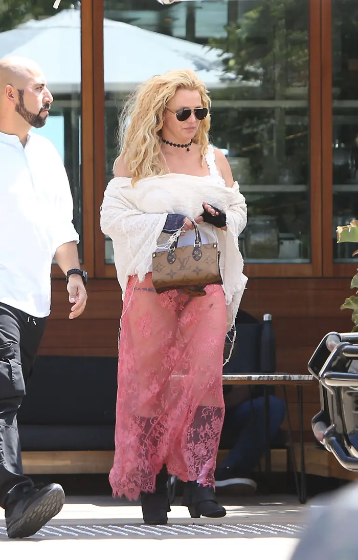 Britney Spears diện váy ren xuyên thấu sau khi gây tranh cãi vì hành động trên xe Ảnh 1