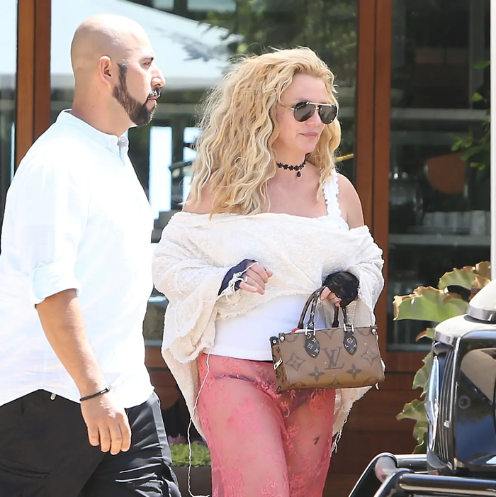 Hình ảnh mới đây của Britney Spears tiếp tục thu hút sự chú ý từ cư dân mạng.