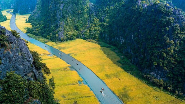 Trải nghiệm ngồi thuyền ngắm cảnh trên sông Ngô Đồng là một điều đặc biệt mà bạn không nên bỏ lỡ khi đến đây thưởng cảnh. Ảnh: vntravellive&nbsp;