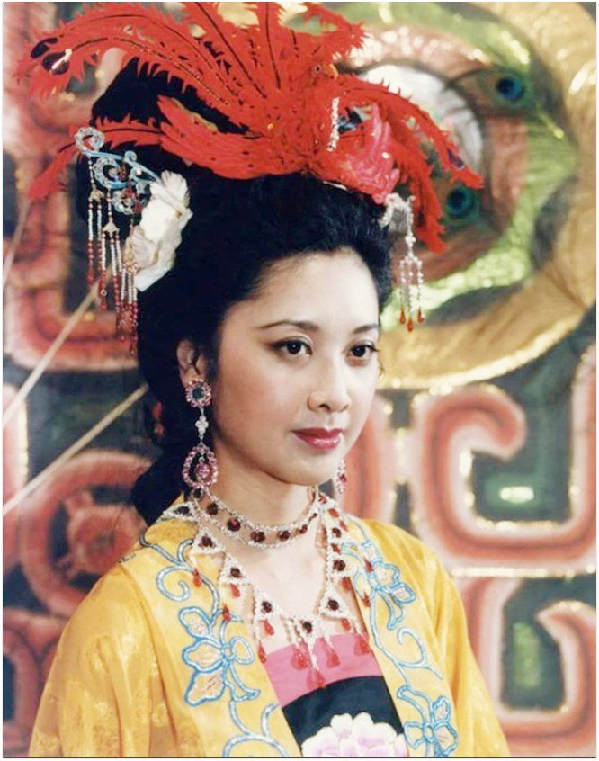 Nhắc đến mỹ nhân đẹp nhất Tây Du Ký, nhiều khán giả sẽ nghĩ ngay đến Chu Lâm. Bà đảm nhận vai Nữ vương Tây Lương Nữ Quốc, người đem lòng yêu Đường Tăng ngay từ lần đầu gặp gỡ.