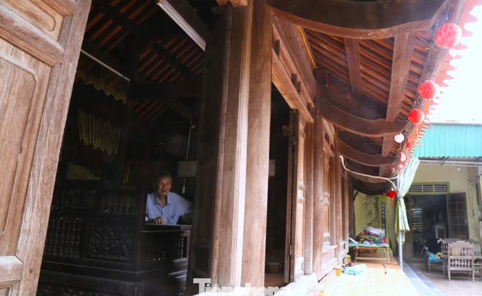 Ngôi nhà cổ của ông Vương Duy Nghi (89 tuổi, xã Kim Liên, Nghệ An). Căn nhà được dựng từ năm 1925, đến nay đã hơn một thế kỷ nhưng vẫn giữ gần như nguyên vẹn dáng vẻ ban đầu. Ảnh: báo Tiền Phong