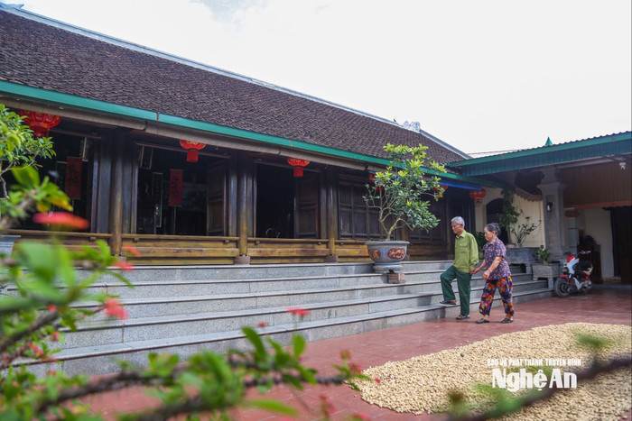 Ngôi nhà gỗ của gia đình ông Vương Hoàng Đồng tại xóm Hoàng Trù, xã Kim Liên. Ảnh: Đình Tuyên/báo Nghệ An