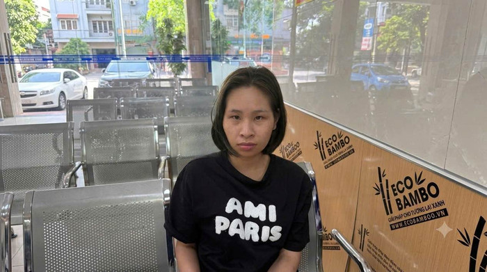 Đối tượng Tống Thị Hiền ra đầu thú về hành vi lừa đảo chiếm đoạt tài sản. Ảnh: Cổng TTĐT Công an TP Hà Nội&nbsp;