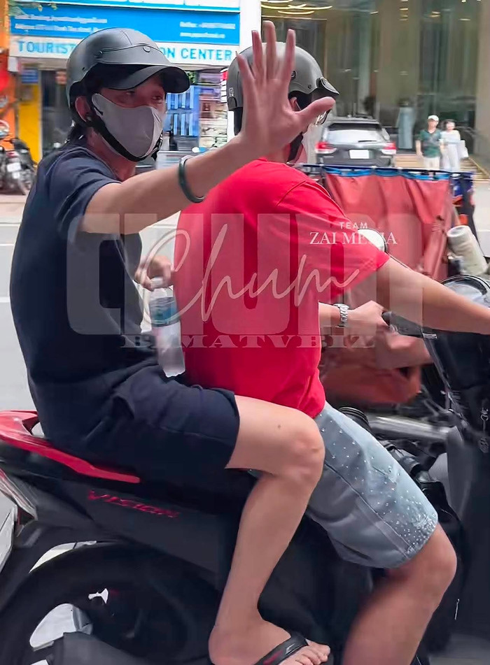 Hoài Linh ra về bằng xe máy. (Ảnh chụp màn hình từ TikTok Chumchum)