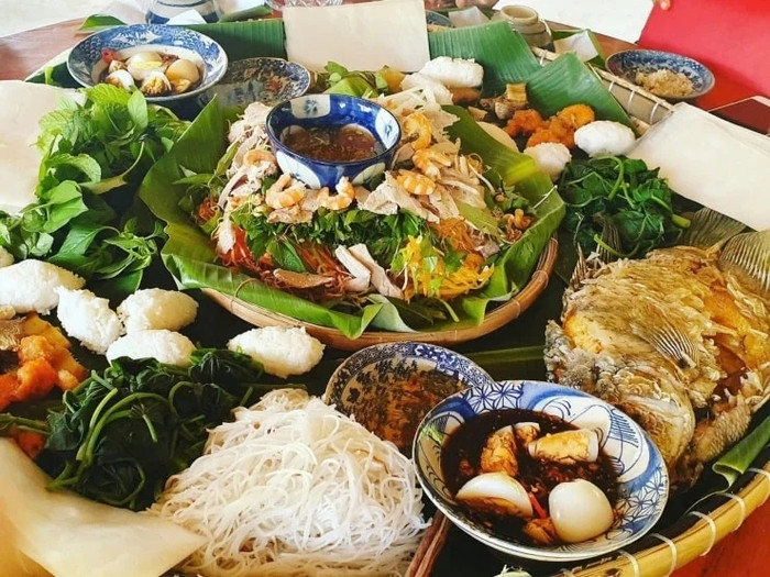 Thưởng thức mâm cơm quê với các món ngon miền sông nước Nam bộ ở làng du lịch cộng đồng Nhị Hòa, xã Nhị Long, tỉnh Vĩnh Long. Ảnh: báo Dân Việt