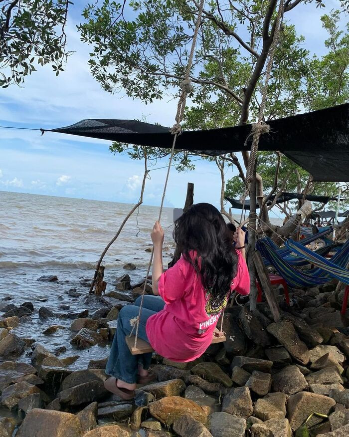 Du khách vui chơi tại bãi biển Tân Thành. Ảnh: ptan06