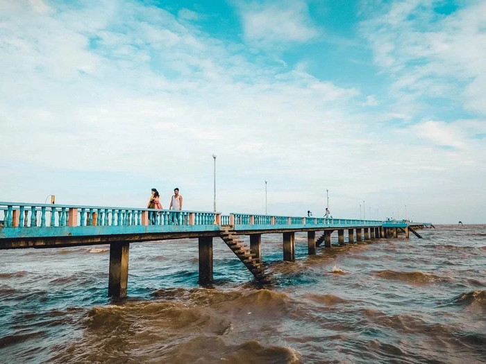 Cây cầu trải dài ra biển Tân Thành. Ảnh: crystalbay.com