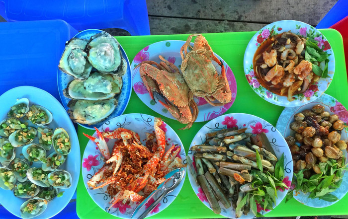Đến biển Tân Thành, du khách đừng quên thưởng thức hải sản tươi ngon. Ảnh: Thám hiểm Mekong