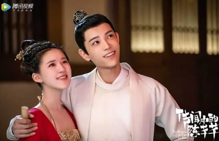 Mô-típ xuyên sách hài hước cùng sự ăn ý của Triệu Lộ Tư và Đinh Vũ Hề giúp Trần Thiên Thiên Trong Lời Đồn trở thành hiện tượng màn ảnh. Ảnh: NSX