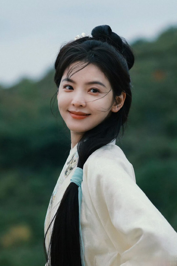 Sinh năm 1996 tại Chiết Giang, Chương Nhược Nam nổi tiếng từ điện ảnh trước khi mở rộng hoạt động sang truyền hình. Vẻ đẹp trong trẻo giúp cô được khán giả ưu ái gọi là 'nữ thần thanh xuân'. Gần đây, Nhớ Cậu Rồi đạt kết quả khả quan tại phòng vé, còn Khó Dỗ Dành tiếp tục giúp nữ diễn viên giữ độ phủ sóng. Ngoài ra, Vũ Lâm Linh cũng là dự án nhận được nhiều sự quan tâm.