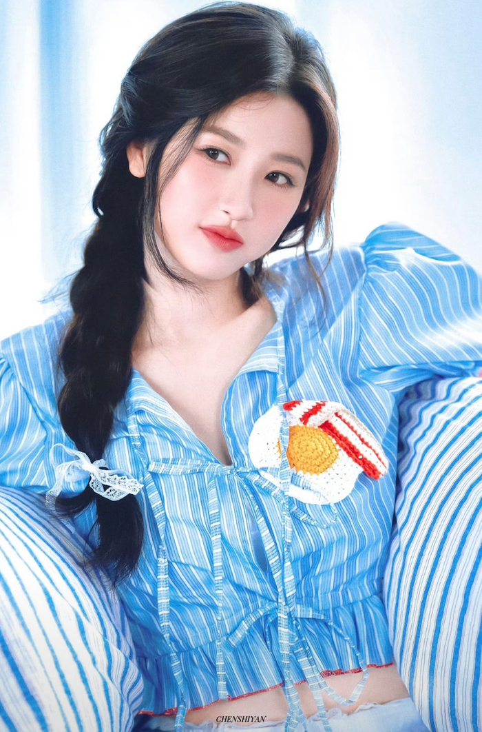Ngu Thư Hân sinh năm 1995 tại Thượng Hải, sở hữu lượng người hâm mộ đông đảo. Cô ghi điểm nhờ phong cách trẻ trung, khả năng tạo xu hướng và hình tượng gần gũi. Xán Như Phồn Tinh tạo hiệu ứng tích cực trong mùa hè, còn Vĩnh Dạ Tinh Hà là một trong những tác phẩm giúp tên tuổi nữ diễn viên lan tỏa mạnh tại nhiều thị trường châu Á. Bên cạnh đó, Trường Sinh Cốt cũng là dự án được khán giả mong chờ.