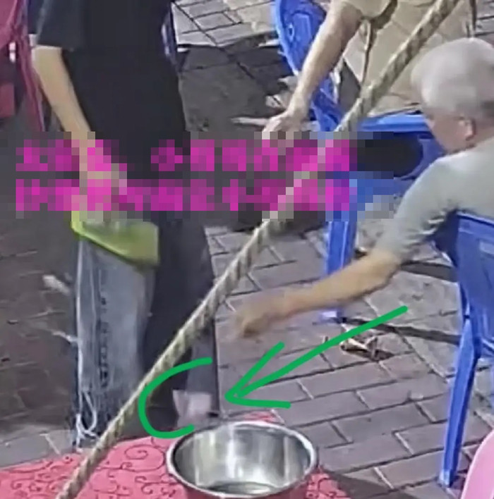 Cụ ông ném tiền xuống đất khi thanh toán, phản ứng của nam nhân viên gây sốc Ảnh 4