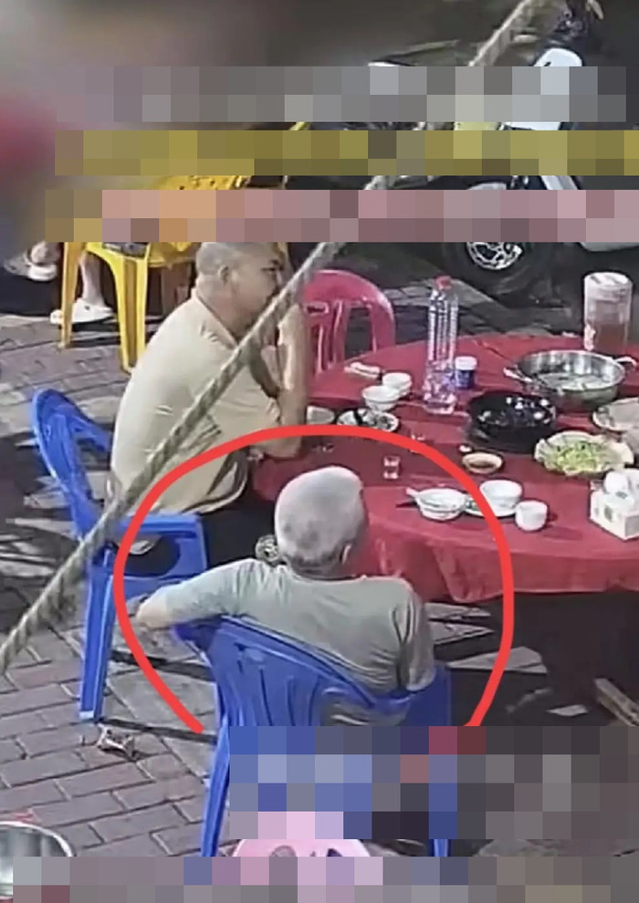 Cụ ông ném tiền xuống đất khi thanh toán, phản ứng của nam nhân viên gây sốc Ảnh 1