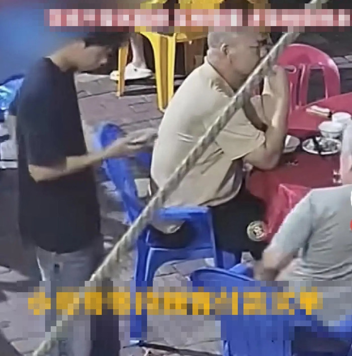 Cụ ông ném tiền xuống đất khi thanh toán, phản ứng của nam nhân viên gây sốc Ảnh 2