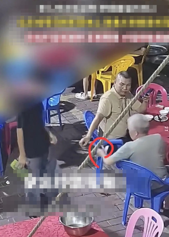 Cụ ông ném tiền xuống đất khi thanh toán, phản ứng của nam nhân viên gây sốc Ảnh 3