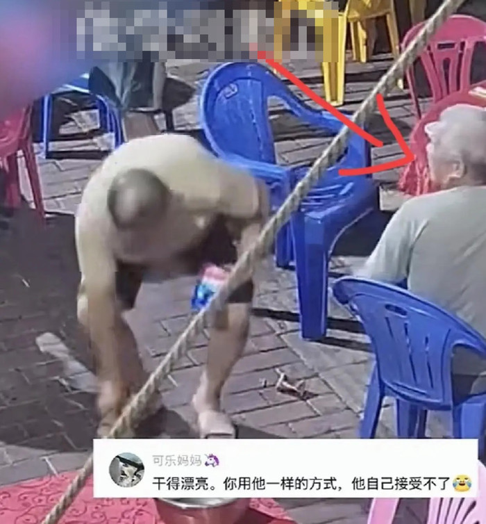 Cụ ông ném tiền xuống đất khi thanh toán, phản ứng của nam nhân viên gây sốc Ảnh 6