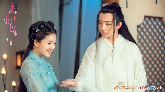 Dù không có kinh phí quá lớn, Xuân Hoa Thu Nguyệt vẫn được nhiều khán giả yêu thích nhờ nội dung mới lạ và cặp đôi chính Triệu Lộ Tư và Lý Hoành Nghị. Phim kể về cô gái đến từ tương lai vô tình xuyên không vào thế giới võ hiệp và gặp gỡ hai nam nhân có tính cách đối lập. Xen giữa những màn đấu trí là câu chuyện tình yêu hài hước, ngọt ngào nhưng cũng không thiếu nước mắt. Chính sự cân bằng giữa yếu tố lãng mạn và giải trí đã giúp bộ phim duy trì sức hút đến tận hôm nay.